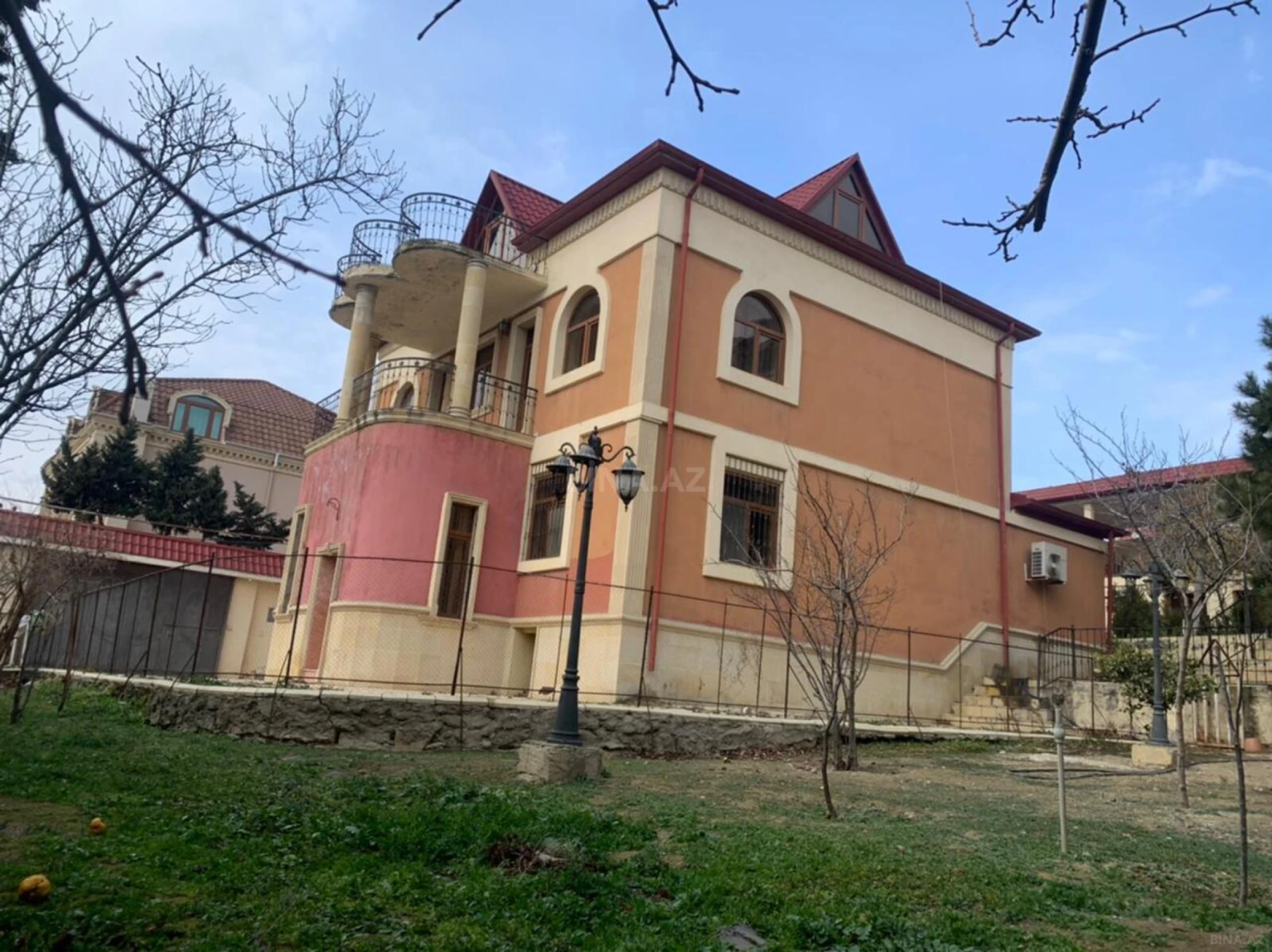 Satılır 6 otaqlı həyət evi 400 m²
