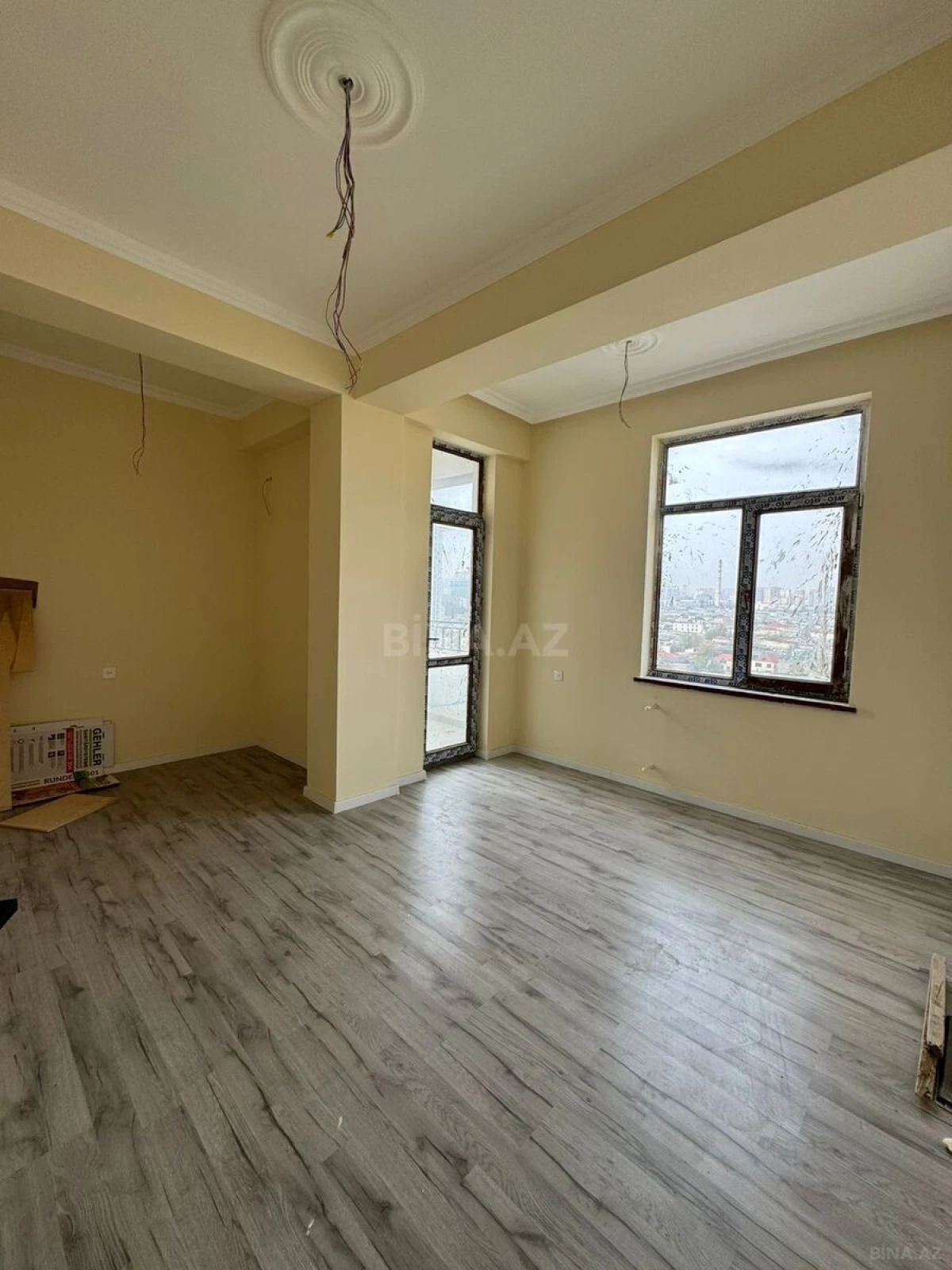 Satılır 4 otaqlı mənzil 130 m²