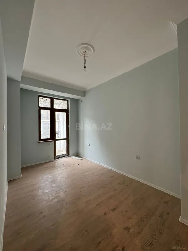 Satılır 4 otaqlı mənzil 130 m²