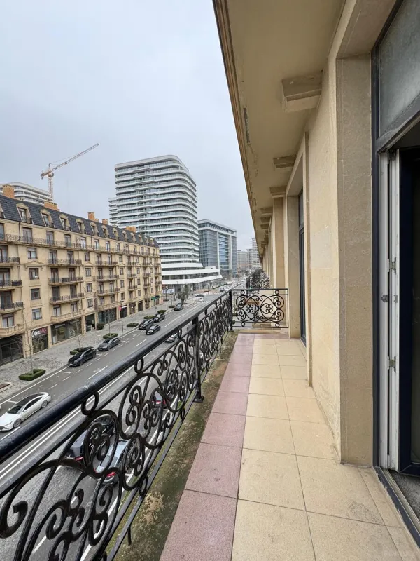 Satılır 3 otaqlı mənzil 132 m²