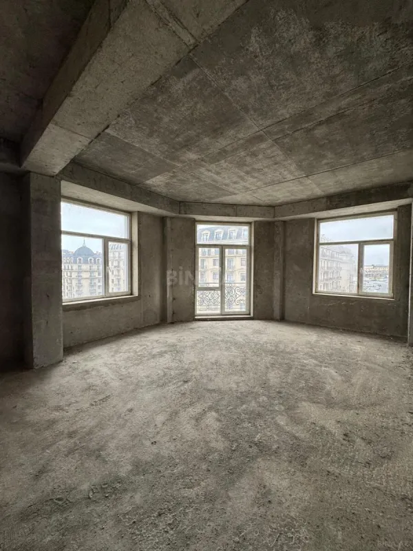 Satılır 3 otaqlı mənzil 132 m²