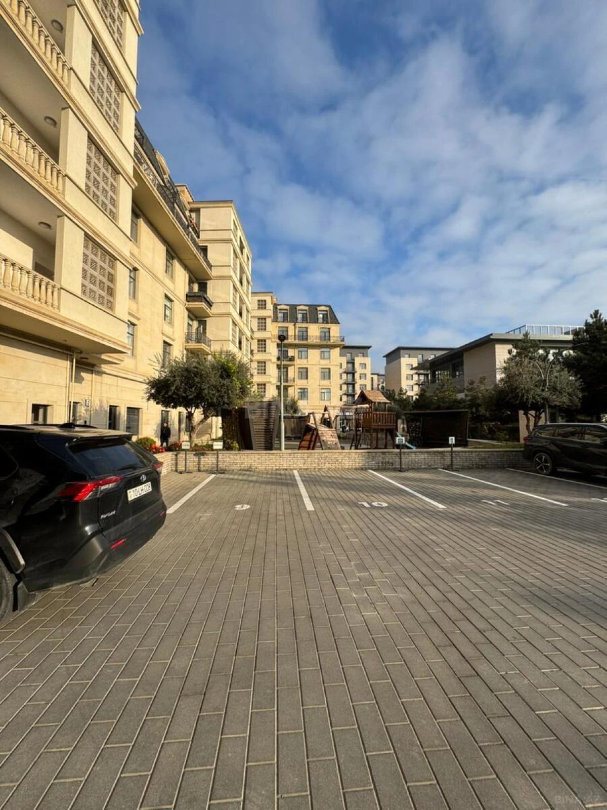Satılır 3 otaqlı mənzil 132 m²