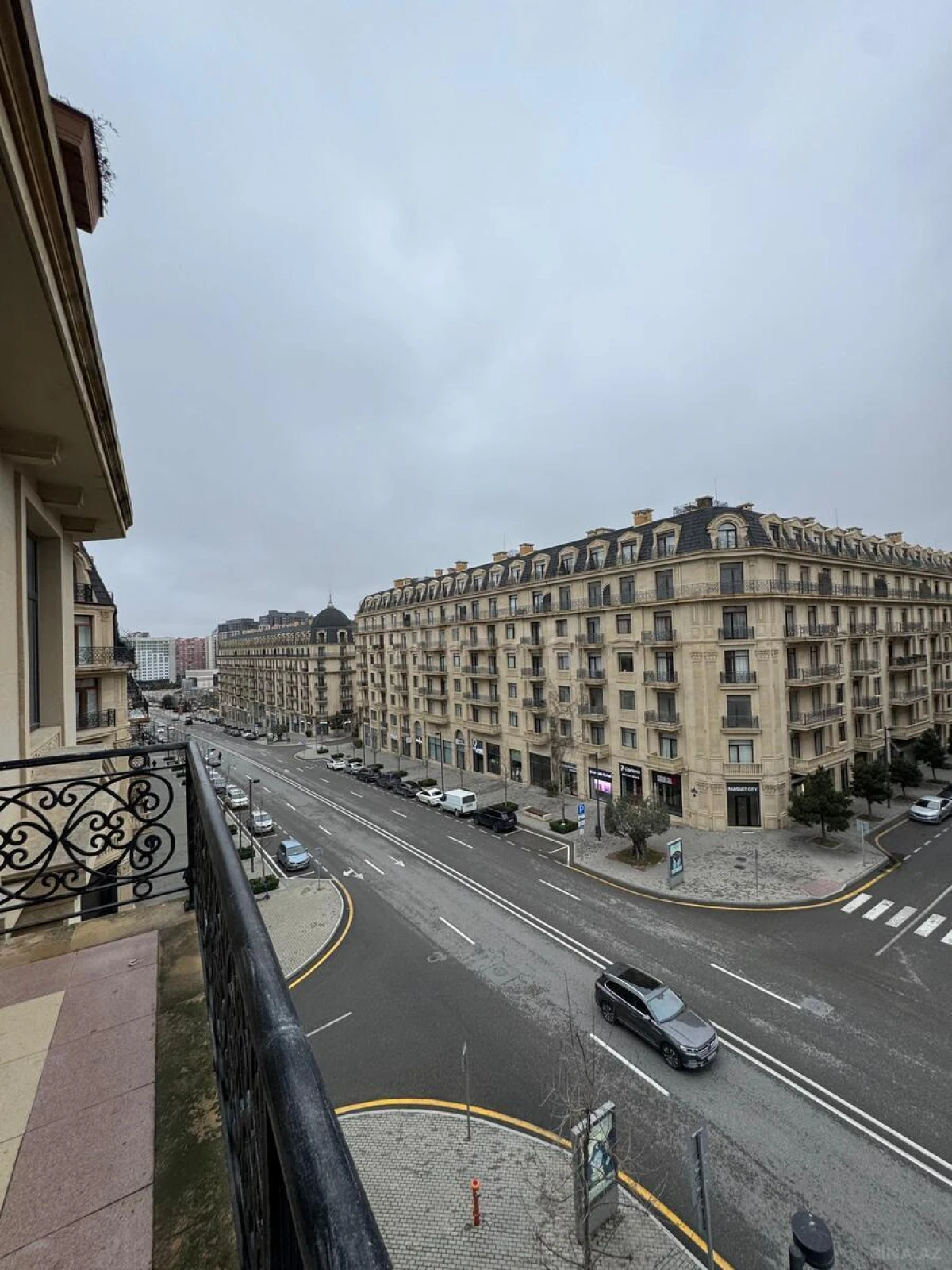 Satılır 3 otaqlı mənzil 132 m²