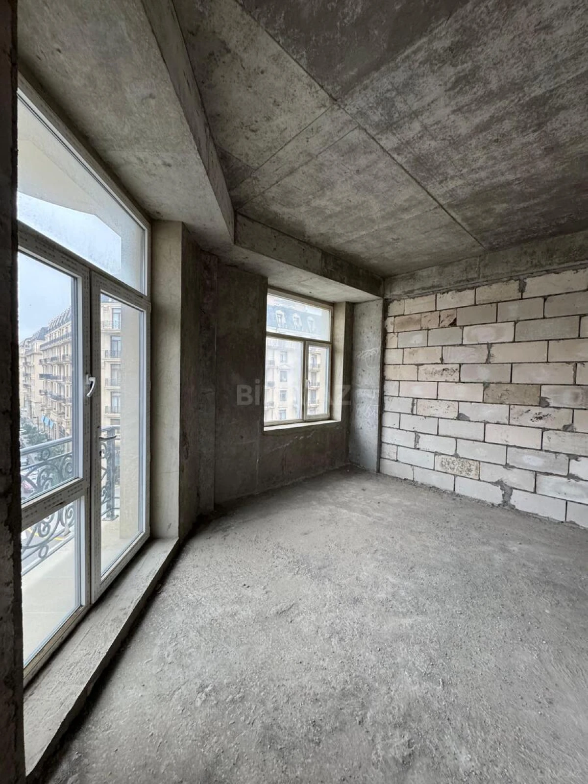 Satılır 3 otaqlı mənzil 132 m²