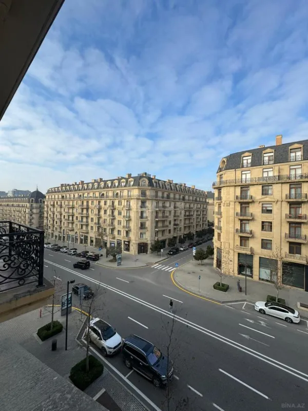 Satılır 3 otaqlı mənzil 132 m²