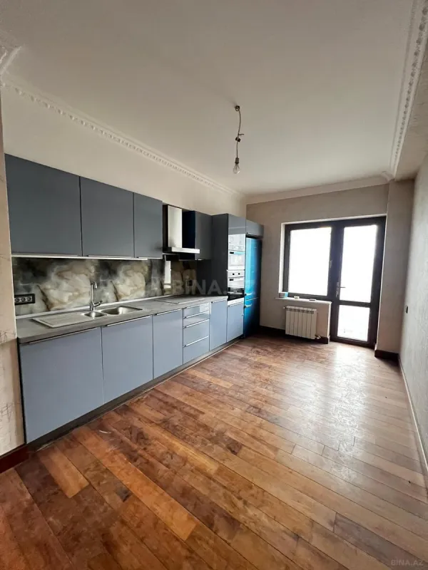 Satılır 5 otaqlı mənzil 200 m²