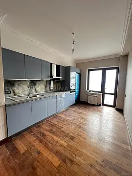 Satılır 5 otaqlı mənzil 200 m²