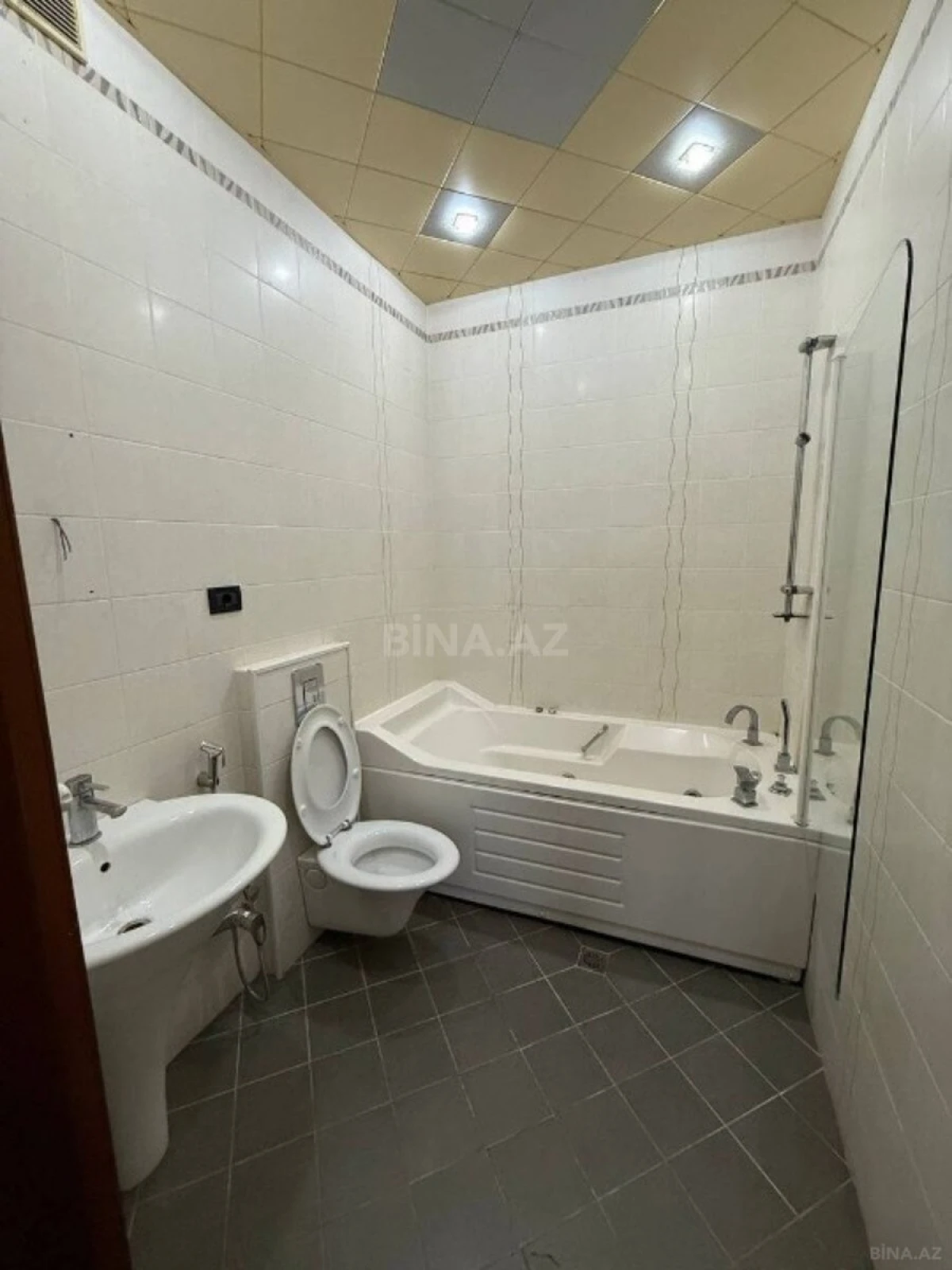 Satılır 3 otaqlı mənzil 138 m²