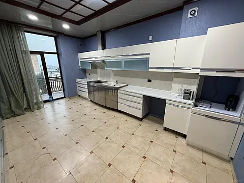 Satılır 3 otaqlı mənzil 138 m²