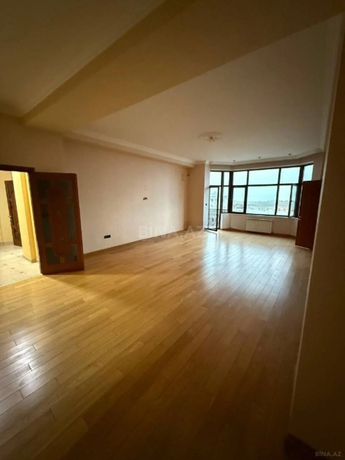 Satılır 3 otaqlı mənzil 138 m²