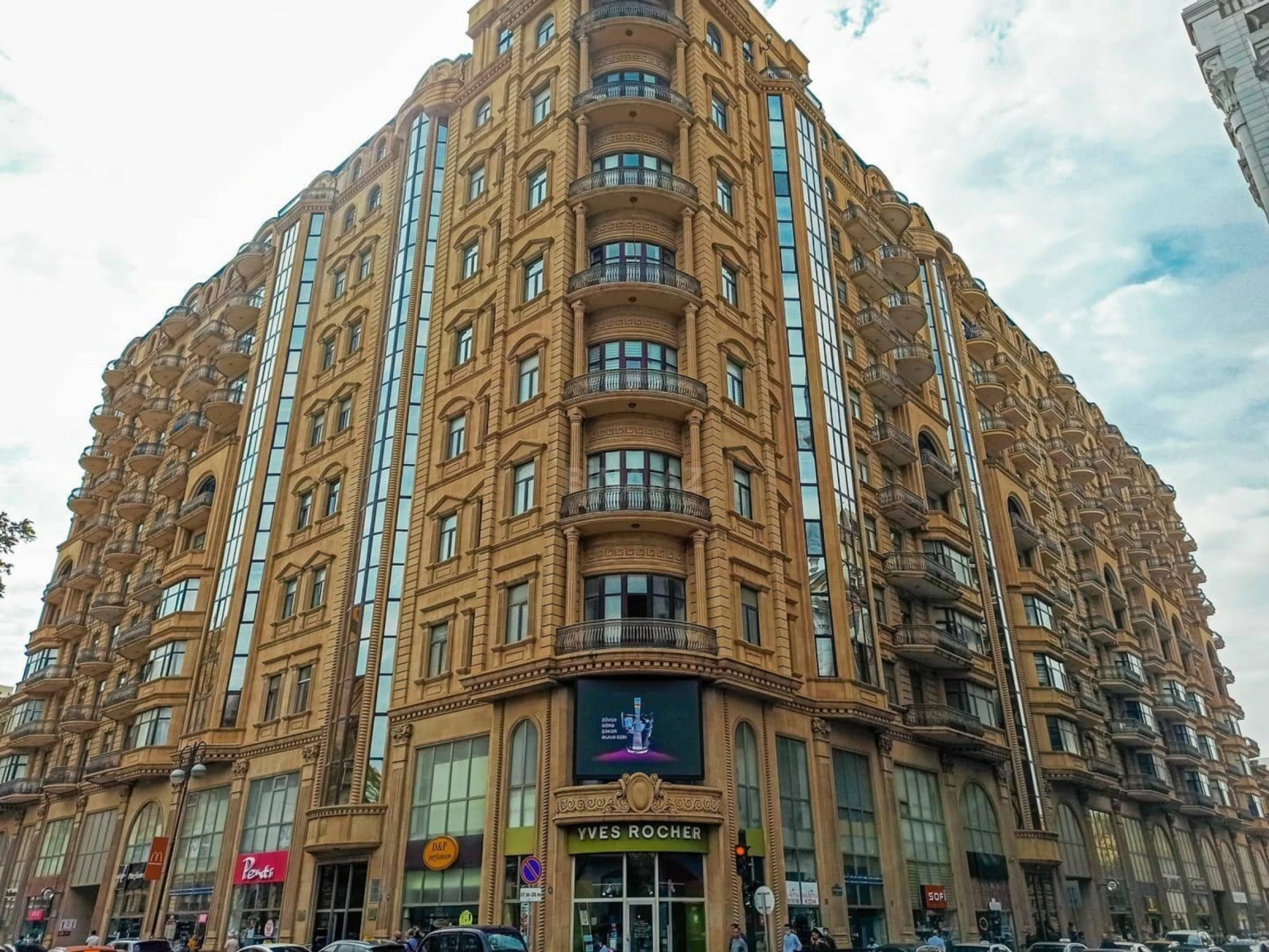 Satılır 3 otaqlı mənzil 138 m²