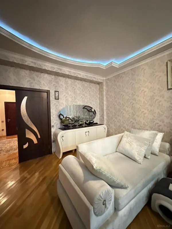 Satılır 3 otaqlı mənzil 142 m²
