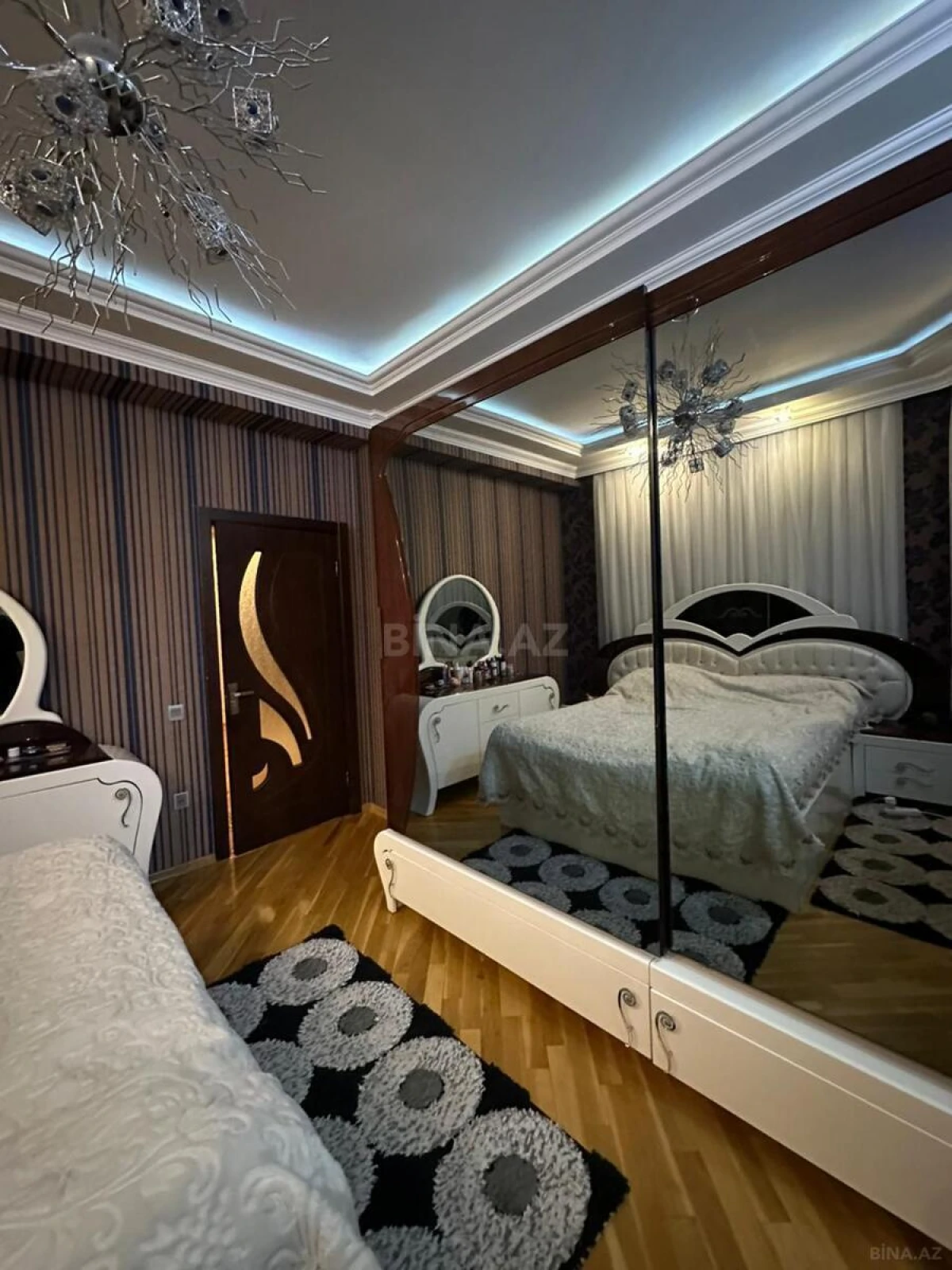 Satılır 3 otaqlı mənzil 142 m²