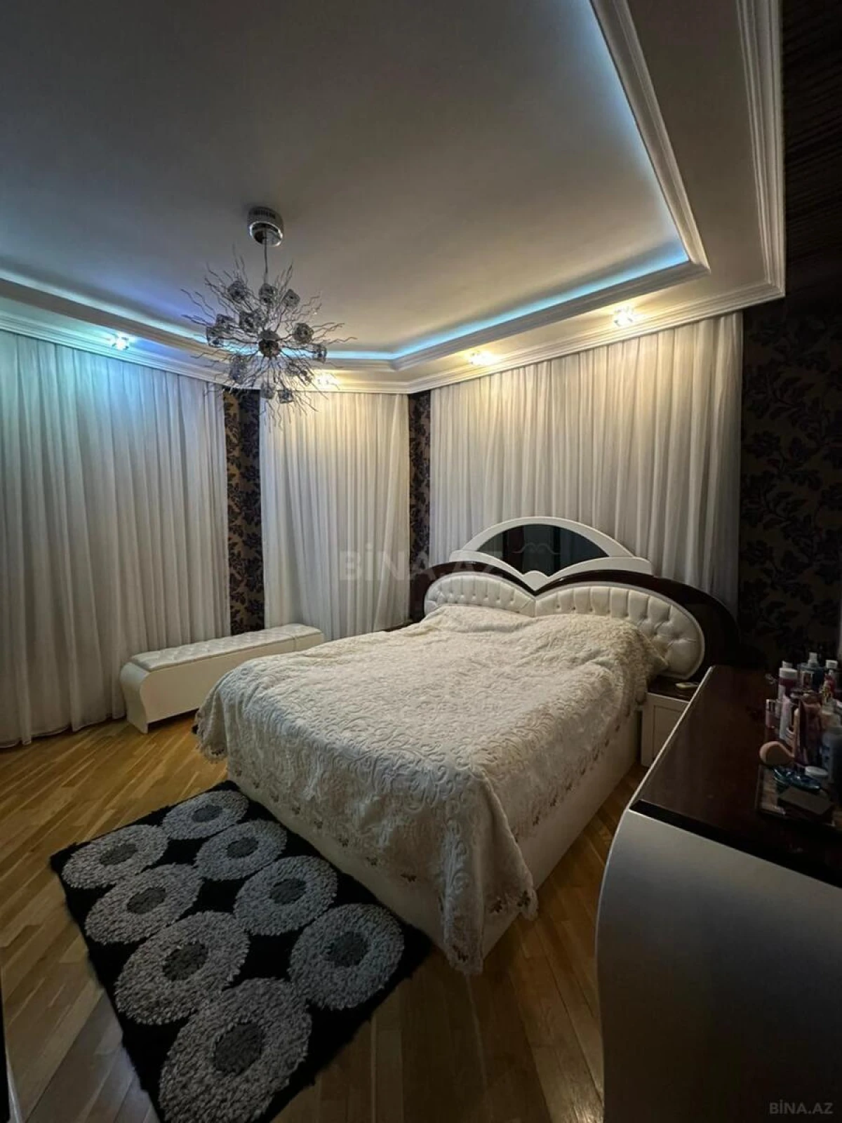 Satılır 3 otaqlı mənzil 142 m²