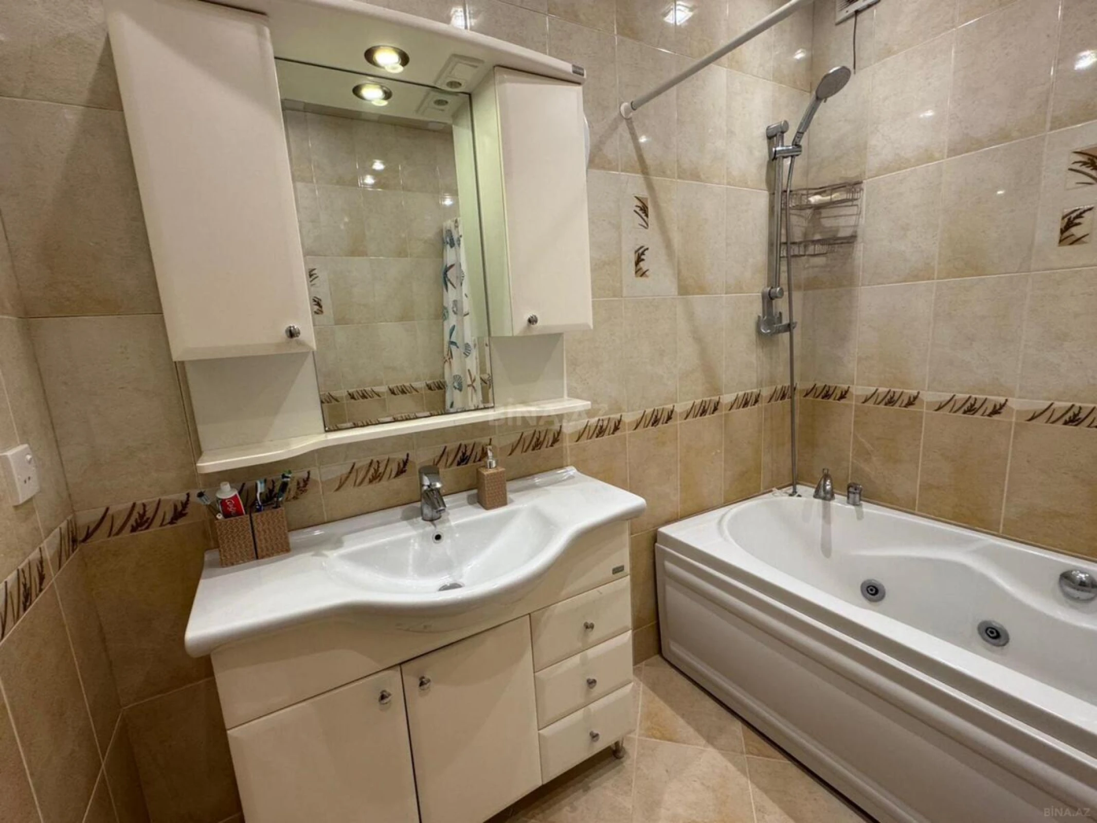 Satılır 3 otaqlı mənzil 120 m²