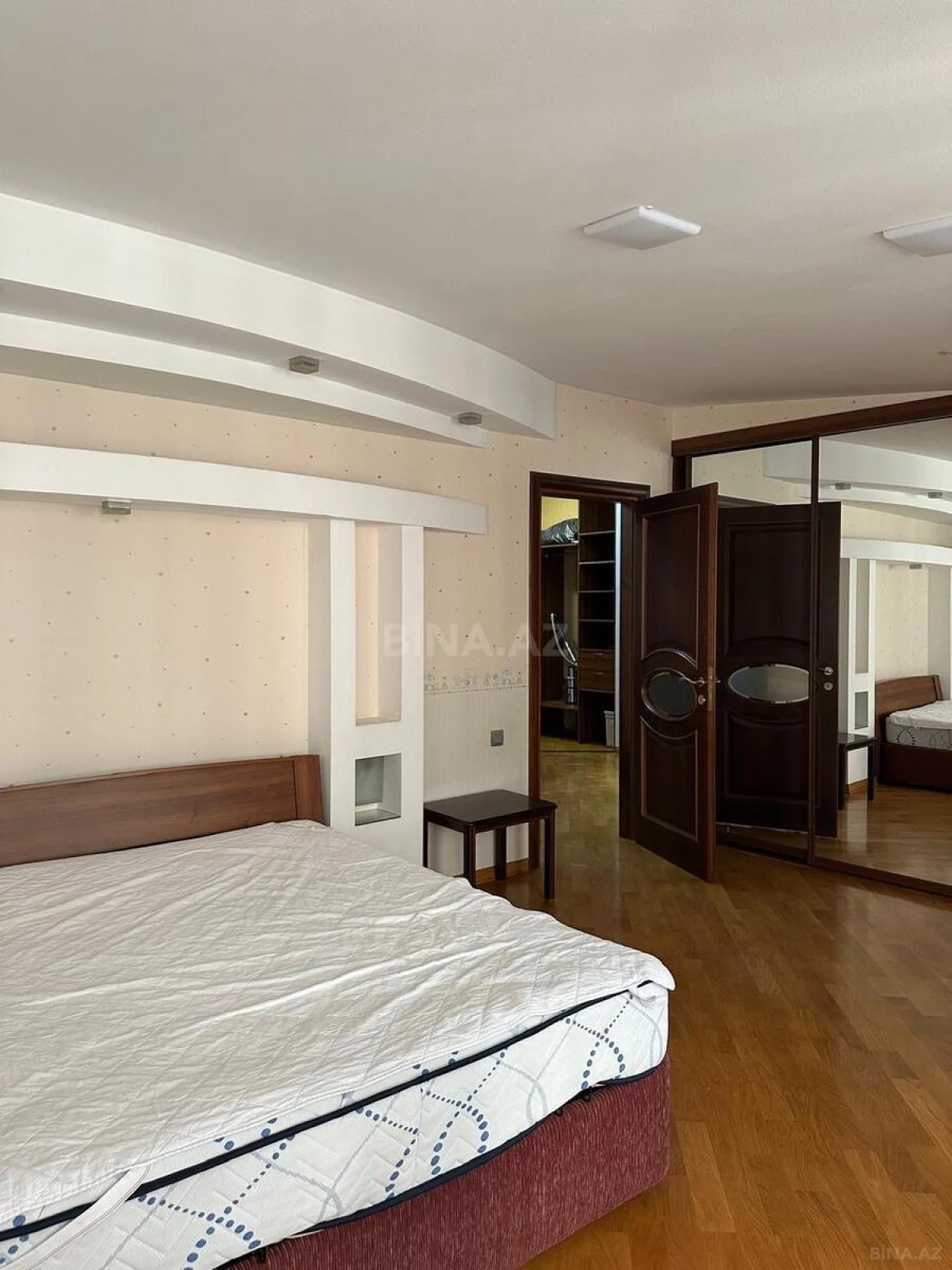 Kirayə verilir 5 otaqlı mənzil 340 m²