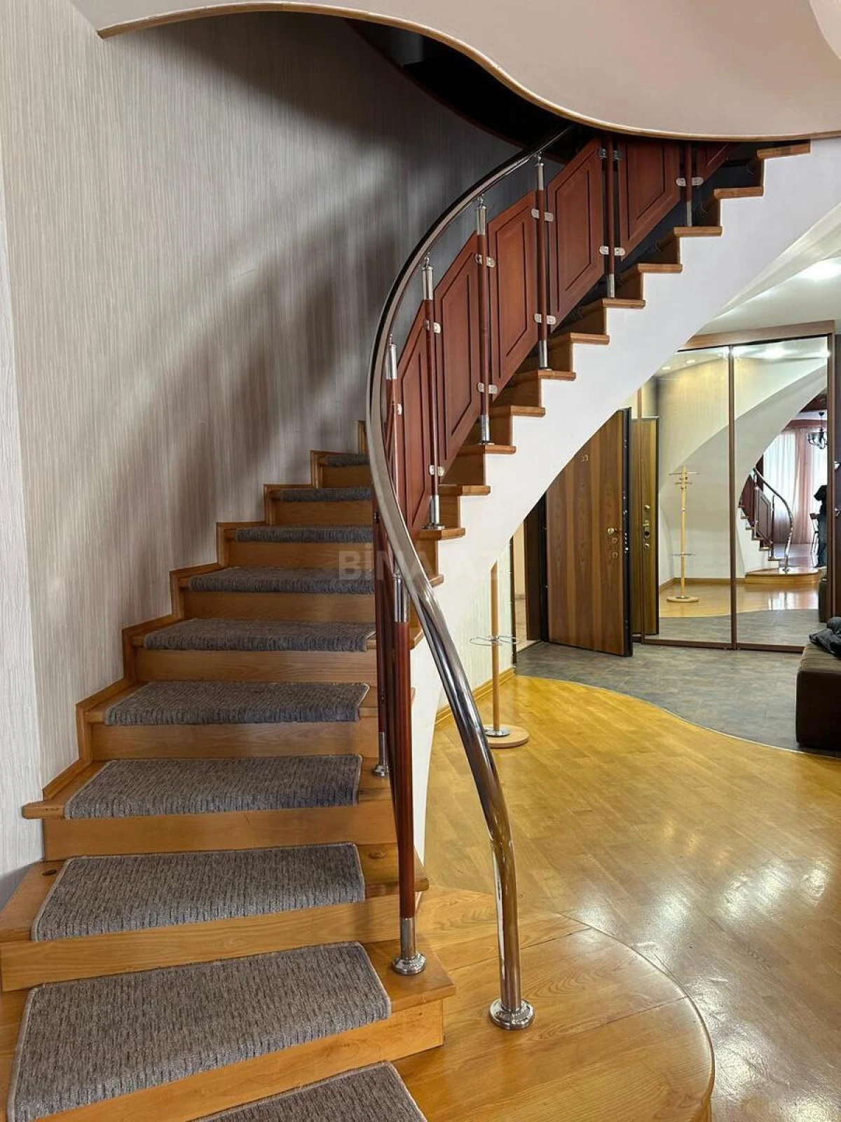 Kirayə verilir 5 otaqlı mənzil 340 m²