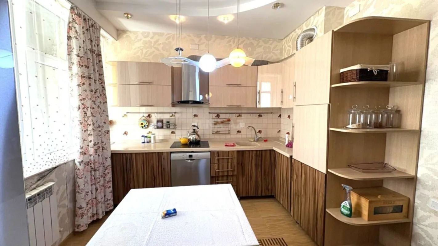 Satılır 3 otaqlı mənzil 130 m²