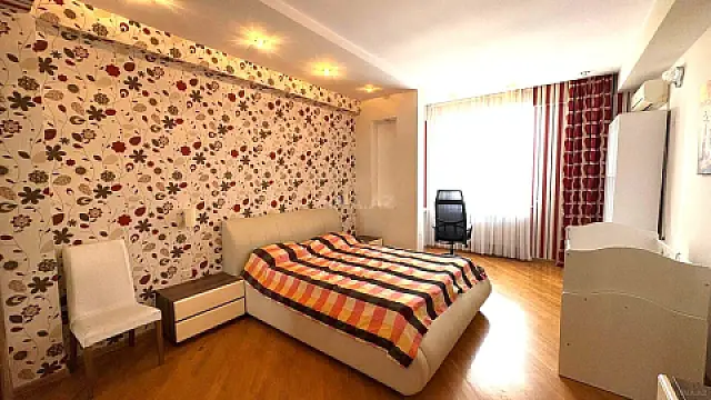 Satılır 3 otaqlı mənzil 130 m²