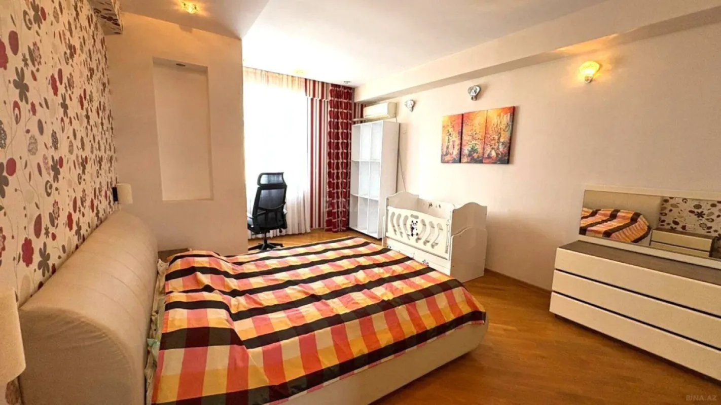 Satılır 3 otaqlı mənzil 130 m²