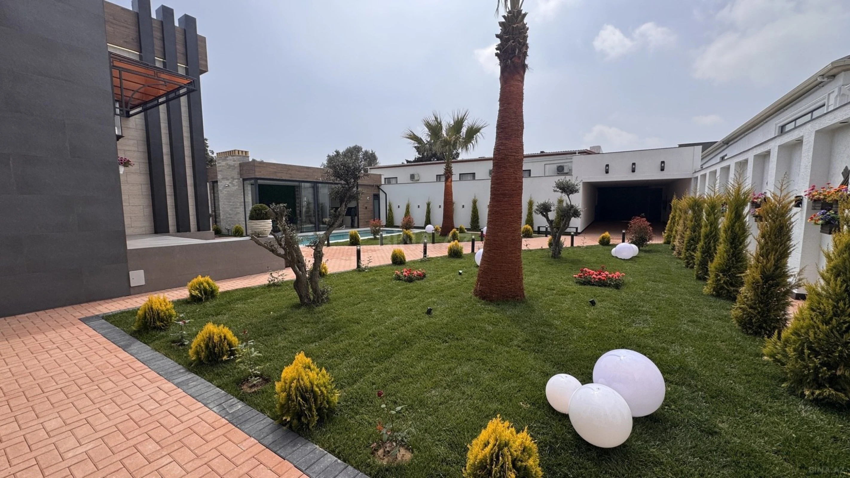 Satılır 5 otaqlı həyət evi 250 m²