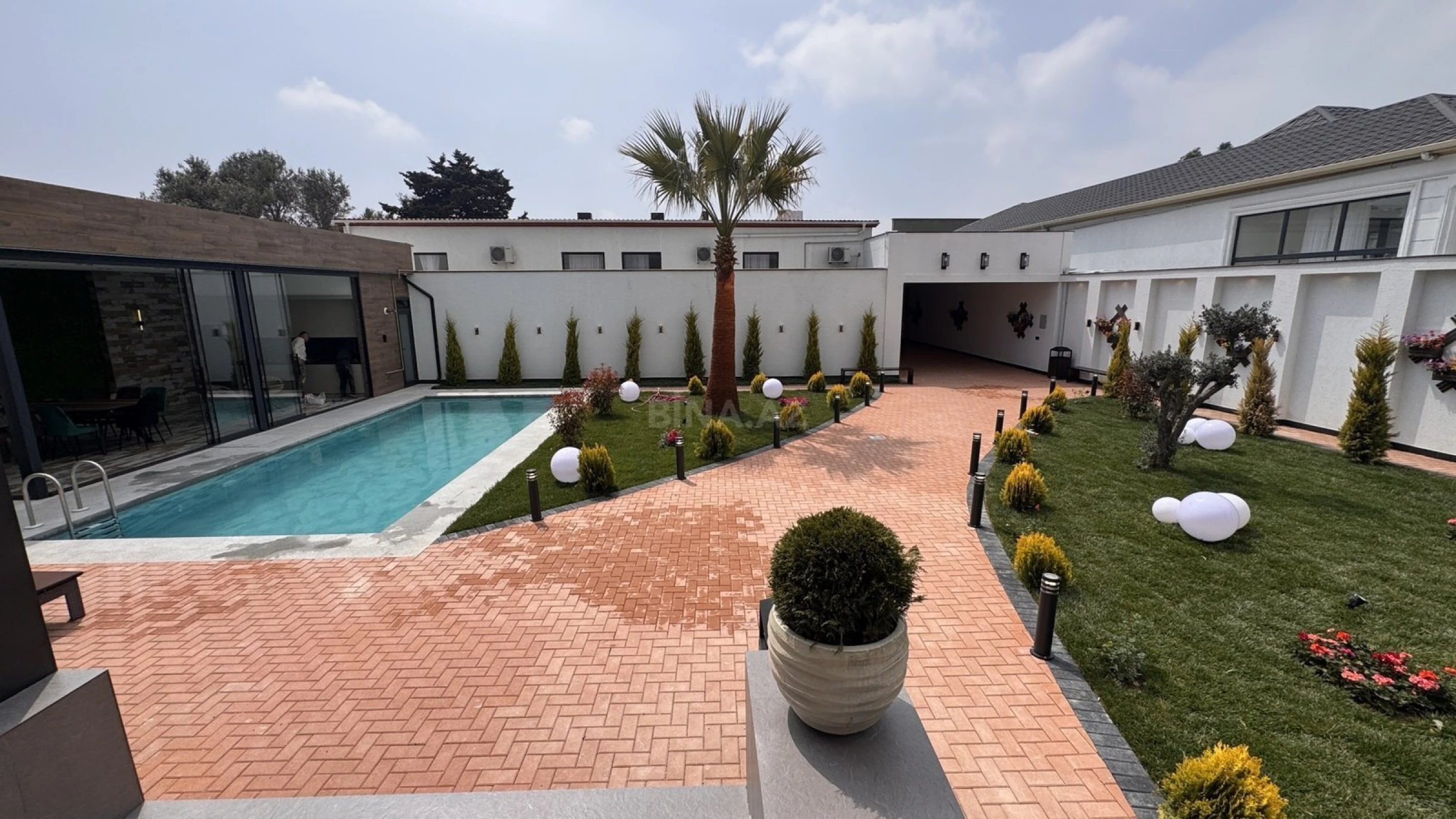 Satılır 5 otaqlı həyət evi 250 m²