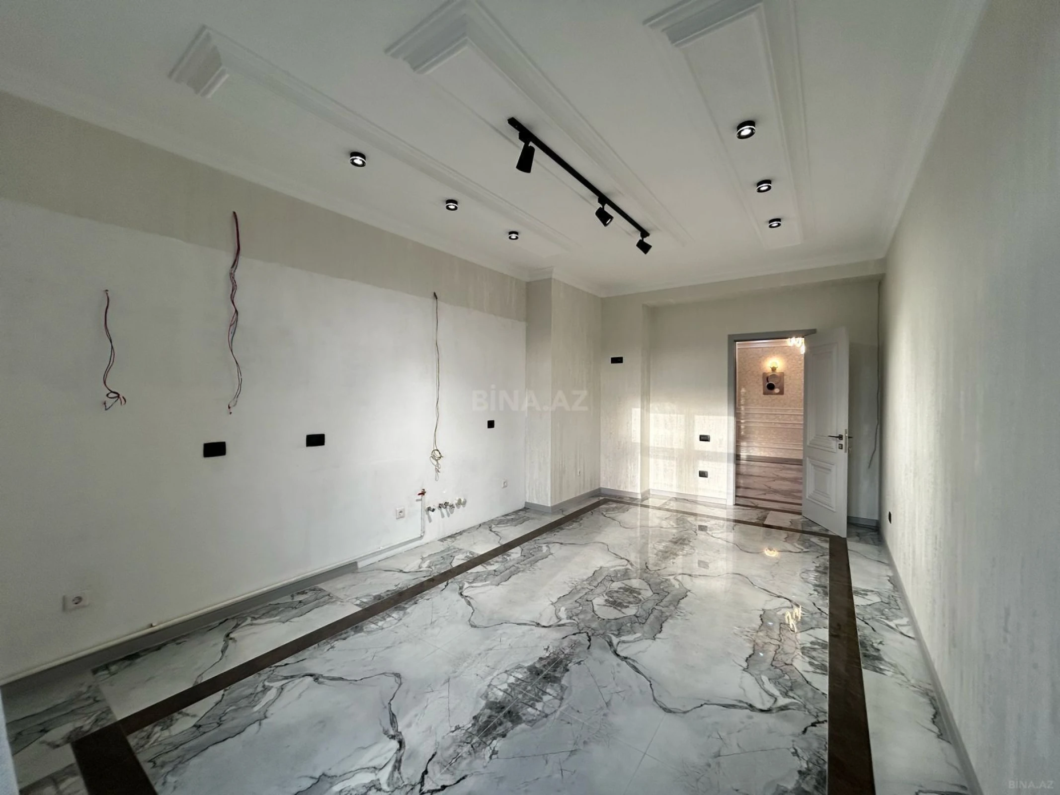 Satılır 4 otaqlı mənzil 223 m²