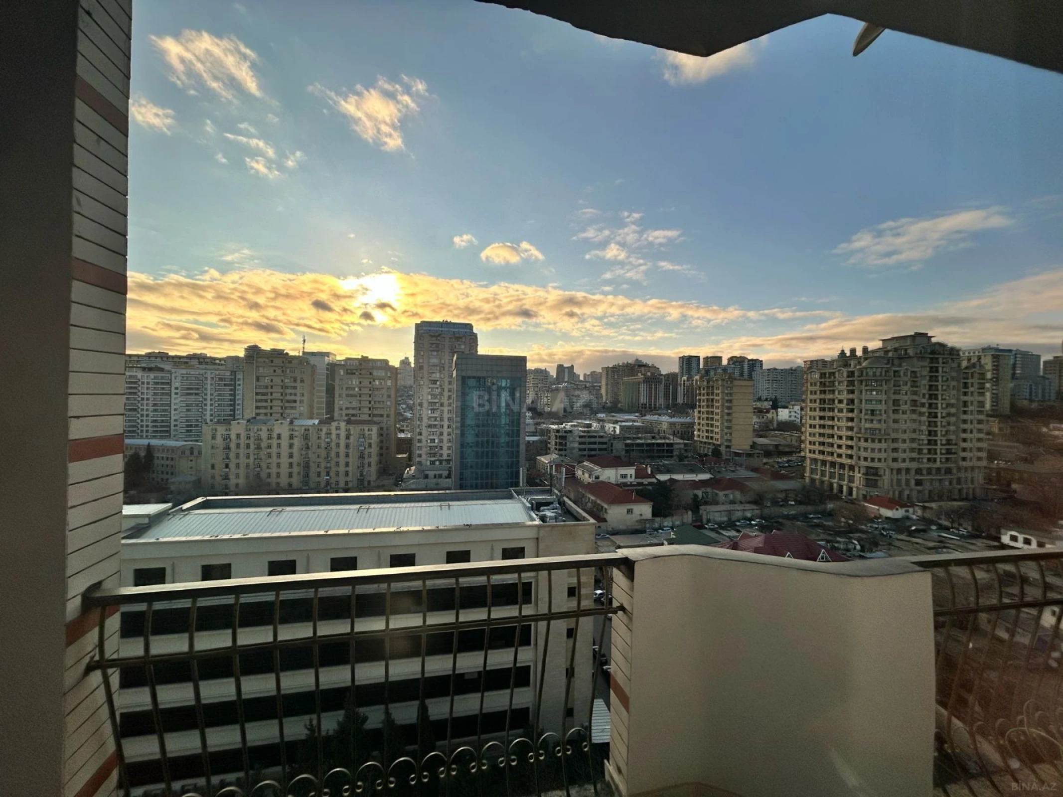 Satılır 4 otaqlı mənzil 223 m²