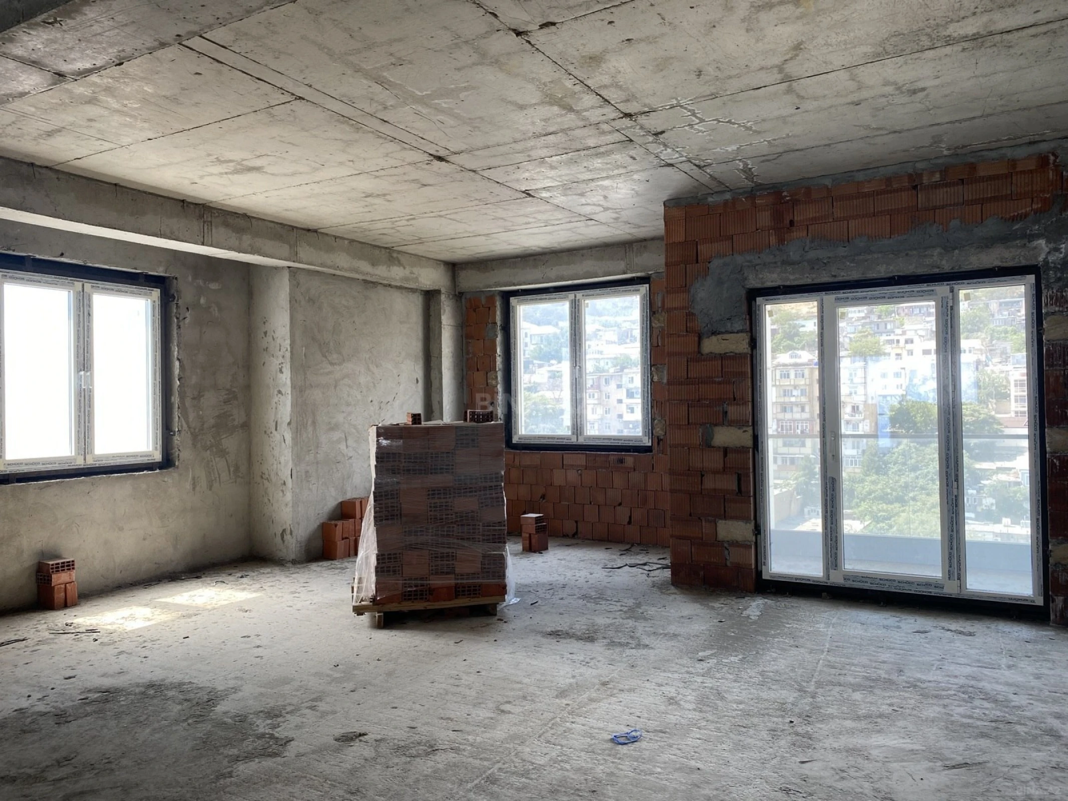 Satılır 5 otaqlı mənzil 225 m²