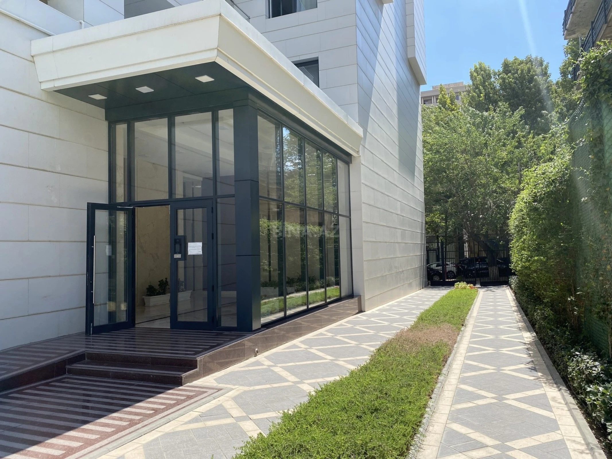 Satılır 5 otaqlı mənzil 225 m²