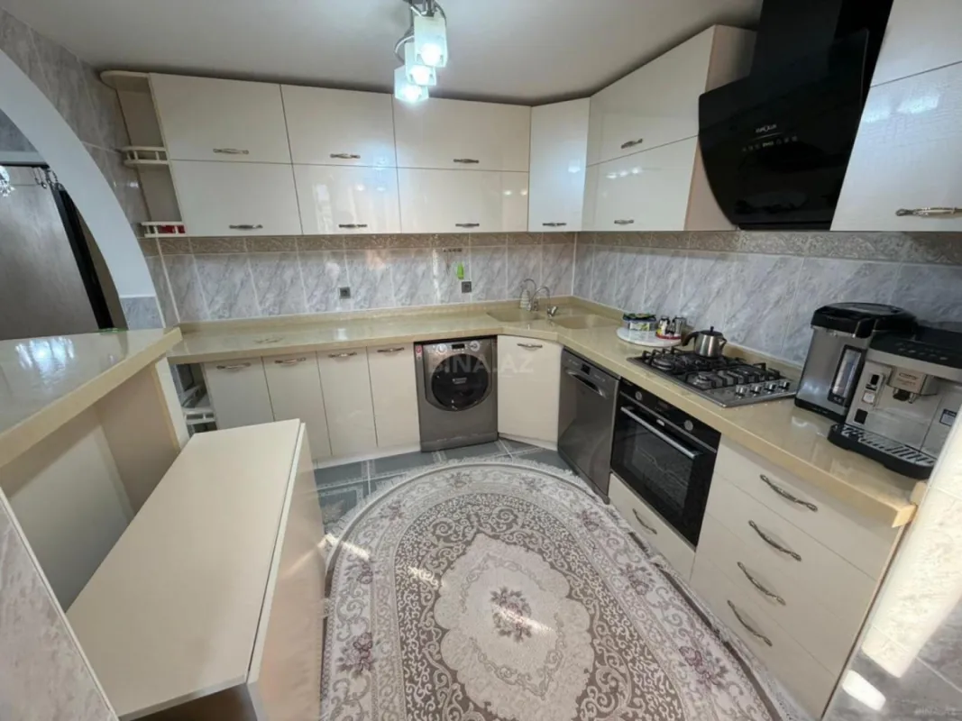 Satılır 5 otaqlı mənzil 130 m²