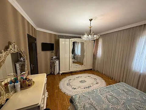 Satılır 5 otaqlı mənzil 130 m²