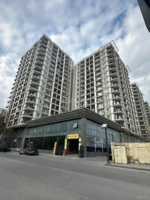 Satılır 4 otaqlı mənzil 181 m²