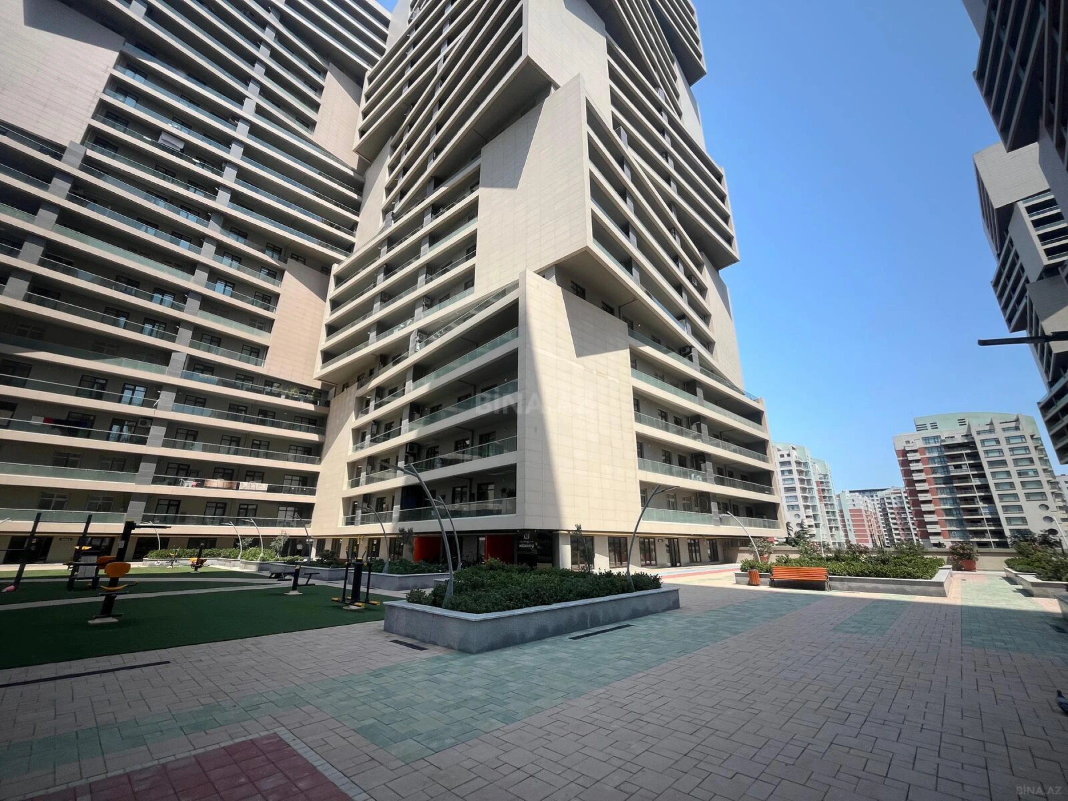 Kirayə verilir 2 otaqlı mənzil 105 m²