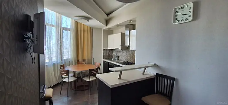 Satılır 4 otaqlı mənzil 190 m²