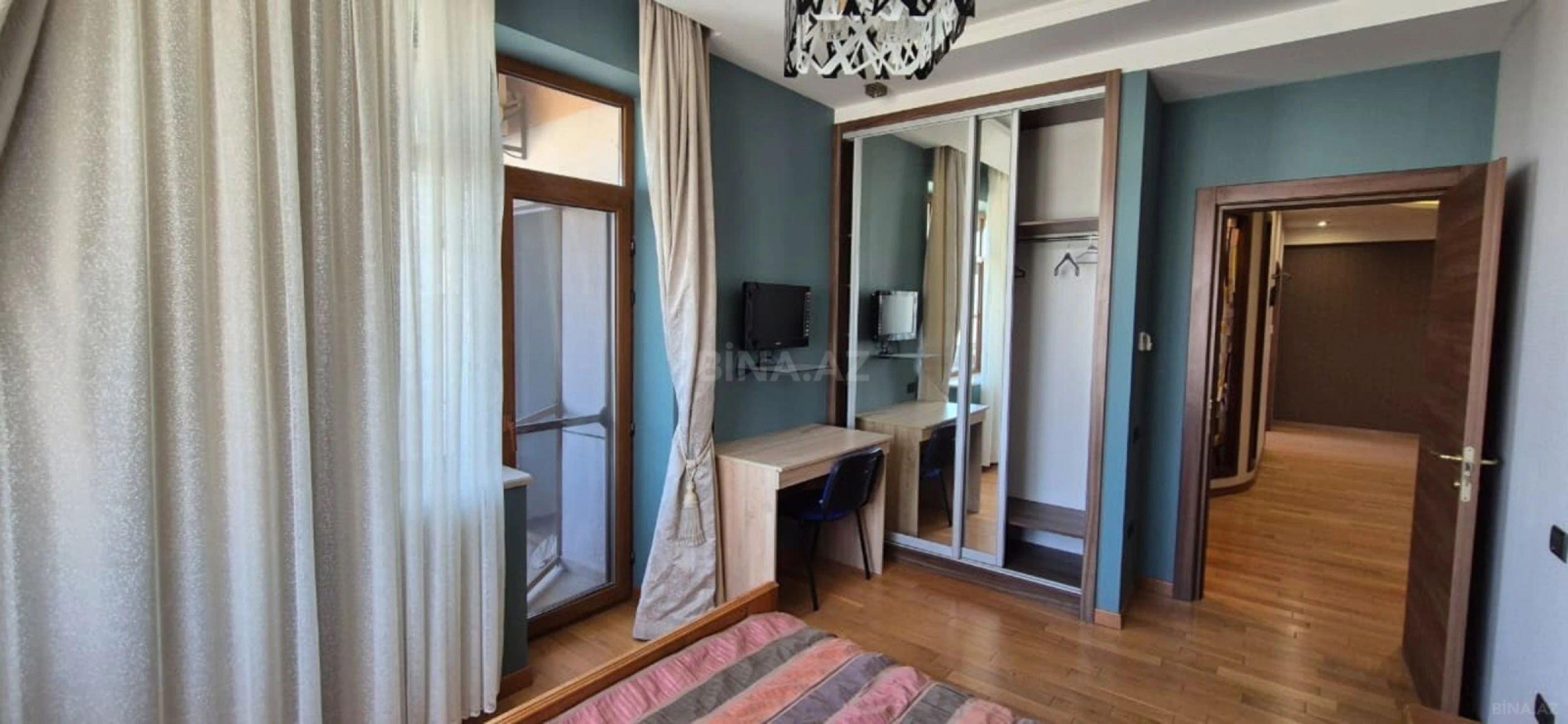 Satılır 4 otaqlı mənzil 190 m²