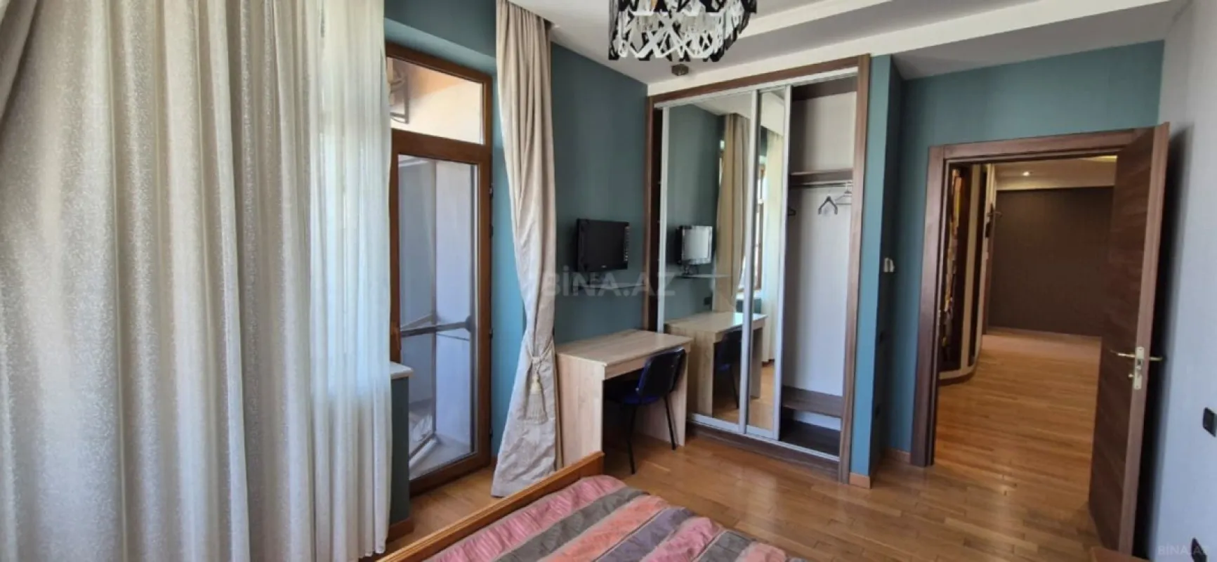 Satılır 4 otaqlı mənzil 190 m²