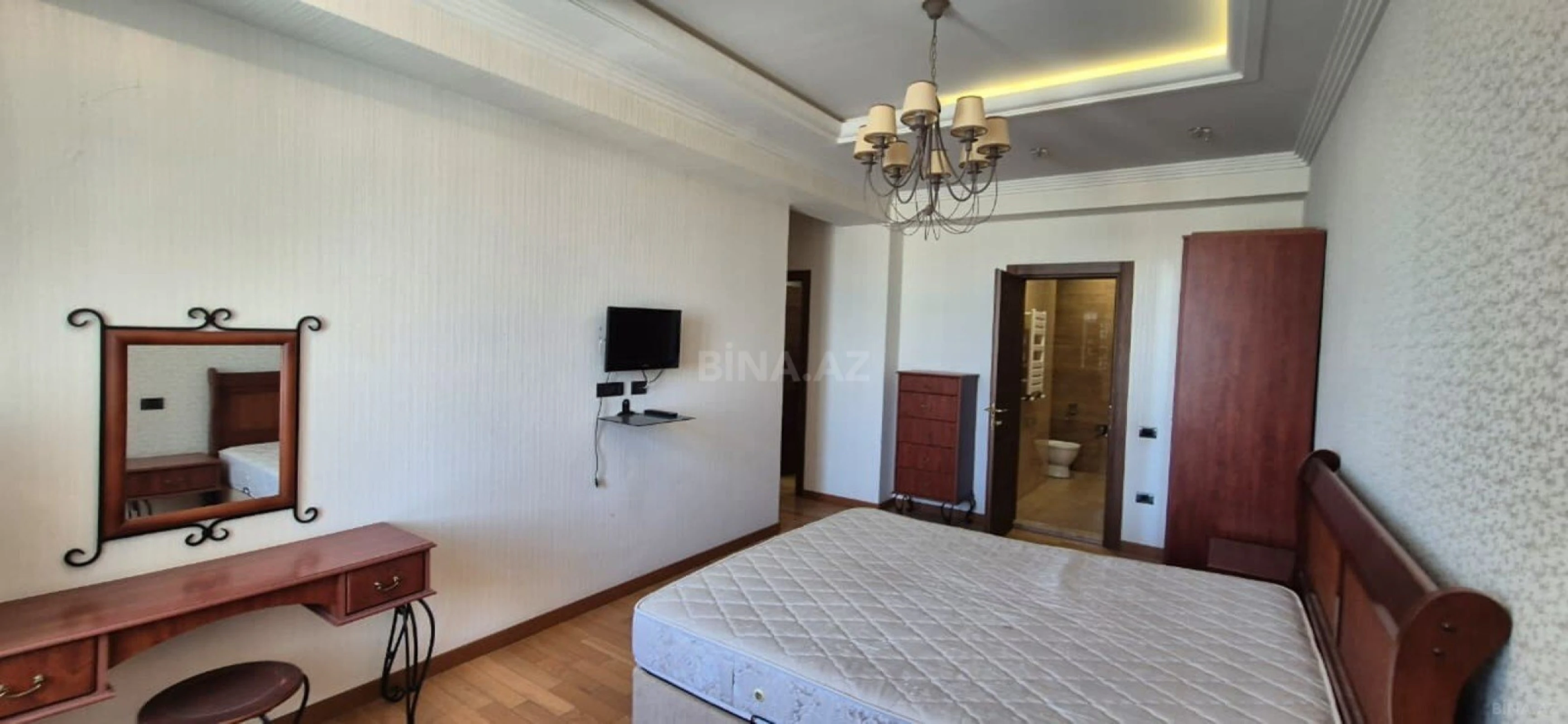 Satılır 4 otaqlı mənzil 190 m²