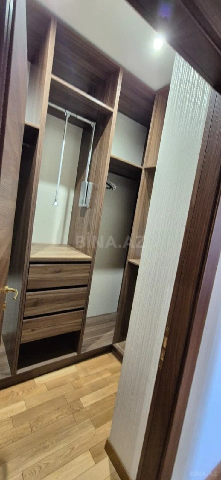 Satılır 4 otaqlı mənzil 190 m²