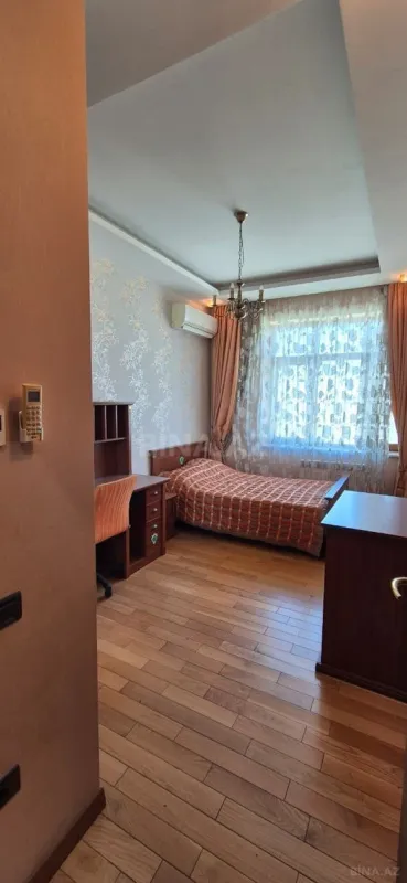 Satılır 4 otaqlı mənzil 190 m²