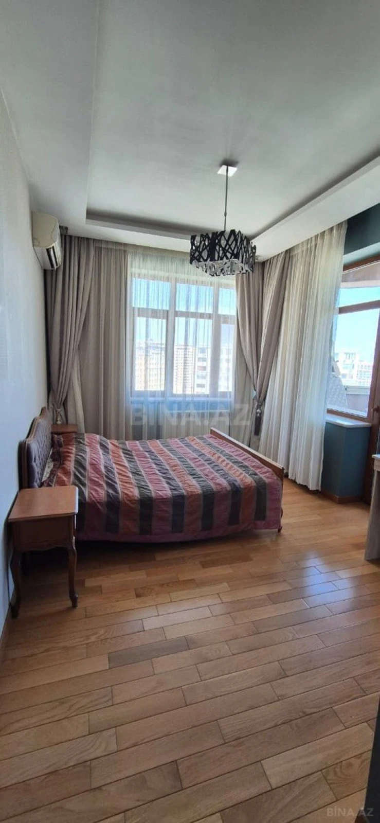 Satılır 4 otaqlı mənzil 190 m²