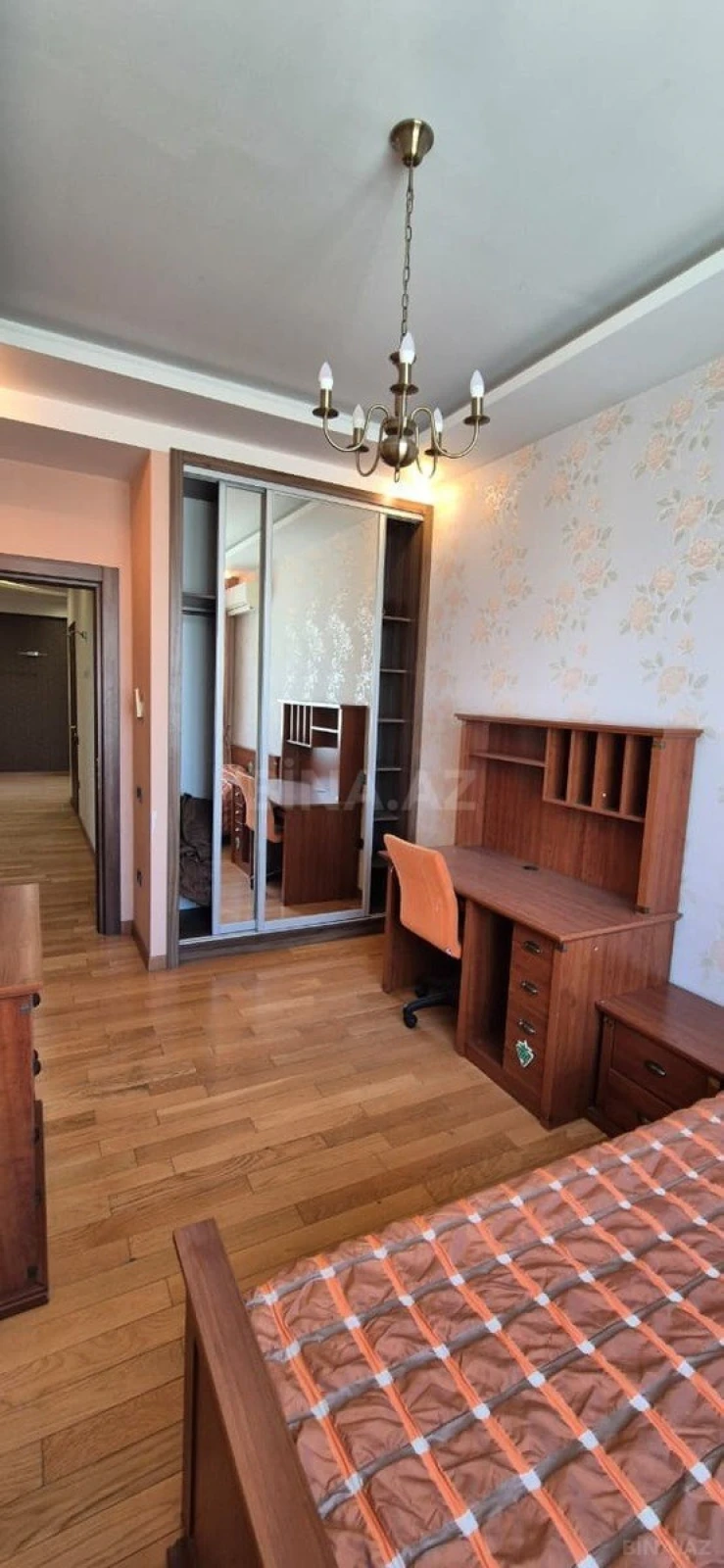 Satılır 4 otaqlı mənzil 190 m²