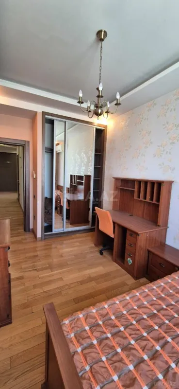 Satılır 4 otaqlı mənzil 190 m²