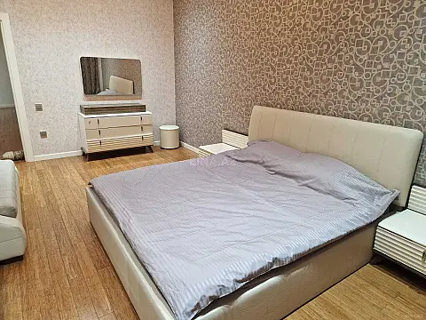 Kirayə verilir 4 otaqlı mənzil 180 m²