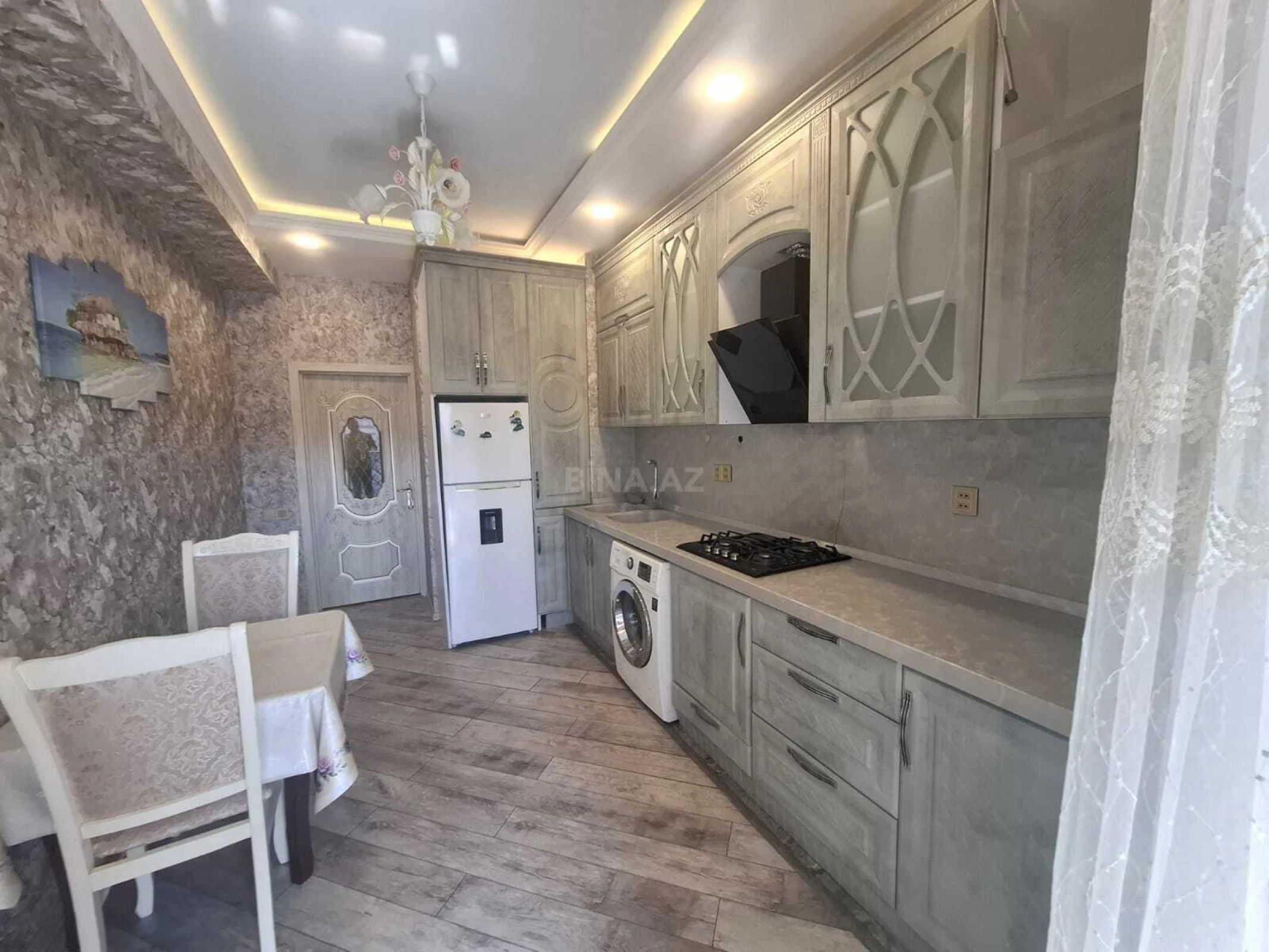 Kirayə verilir 2 otaqlı mənzil 90 m²