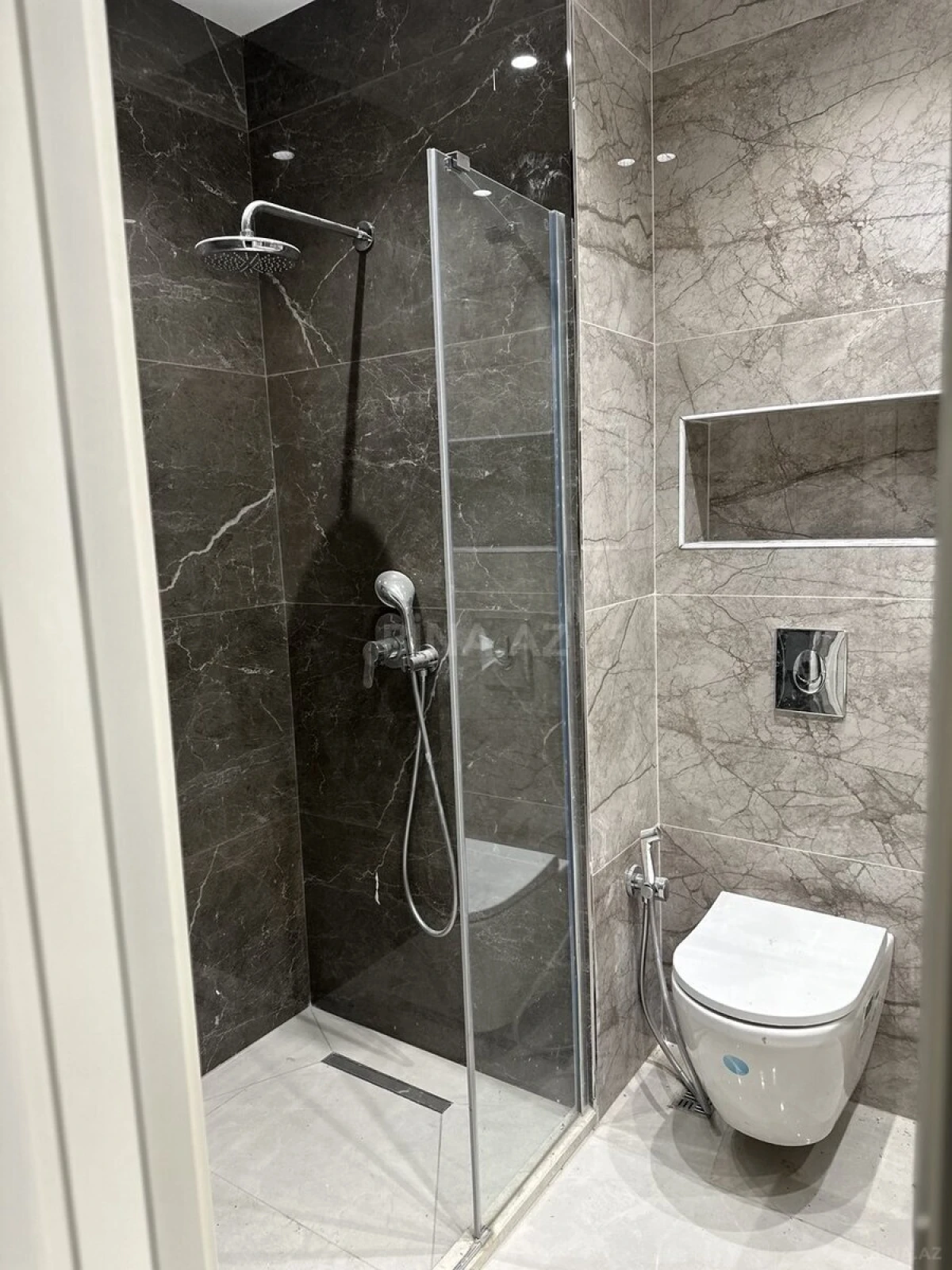 Satılır 3 otaqlı mənzil 105 m²