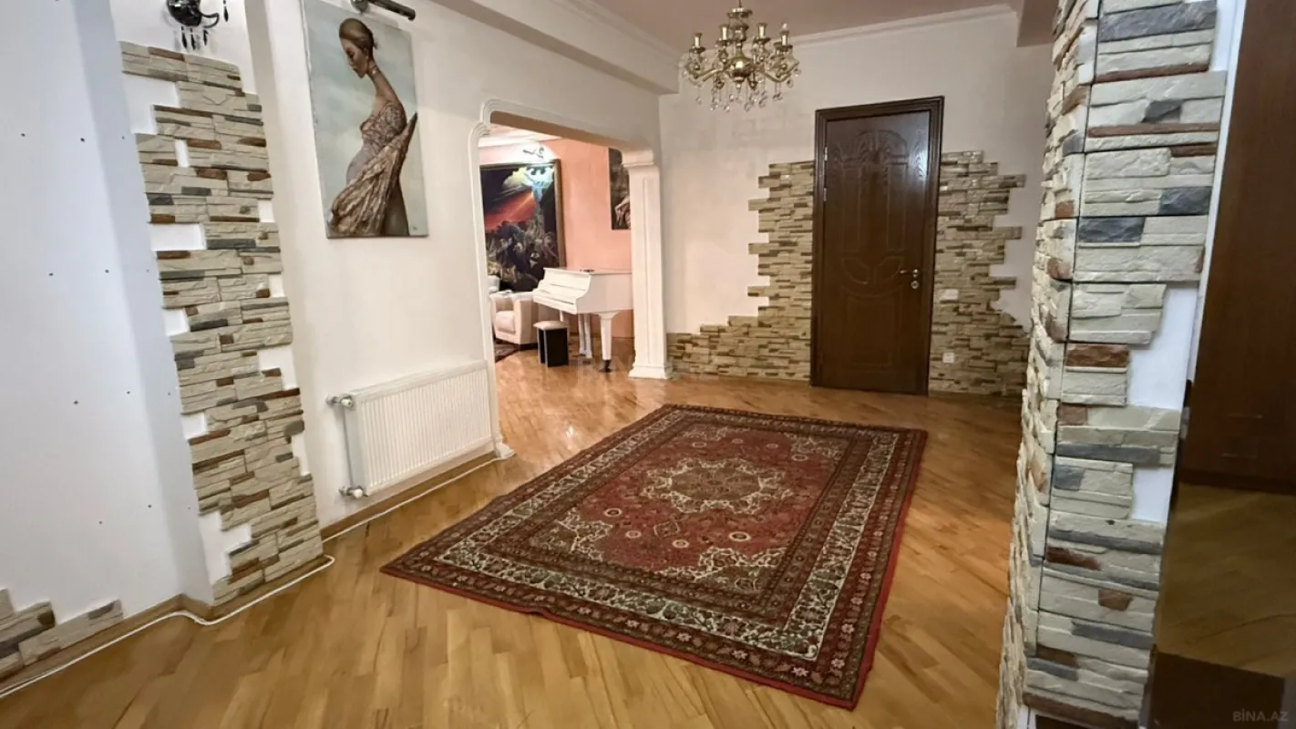 Satılır 4 otaqlı mənzil 147 m²