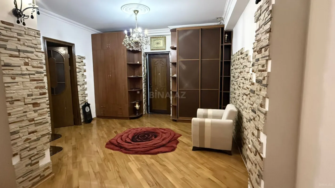 Satılır 4 otaqlı mənzil 147 m²