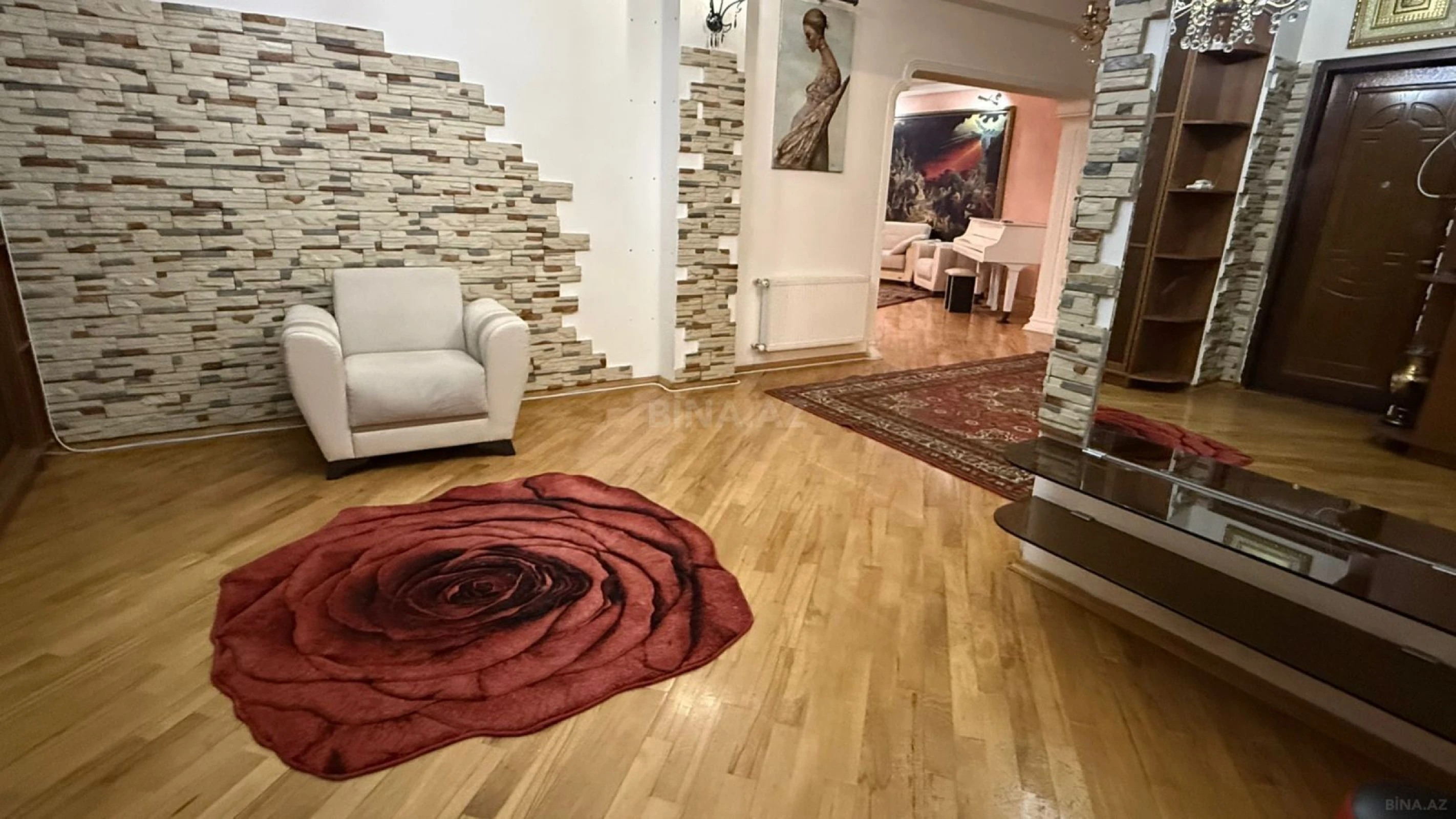 Satılır 4 otaqlı mənzil 147 m²