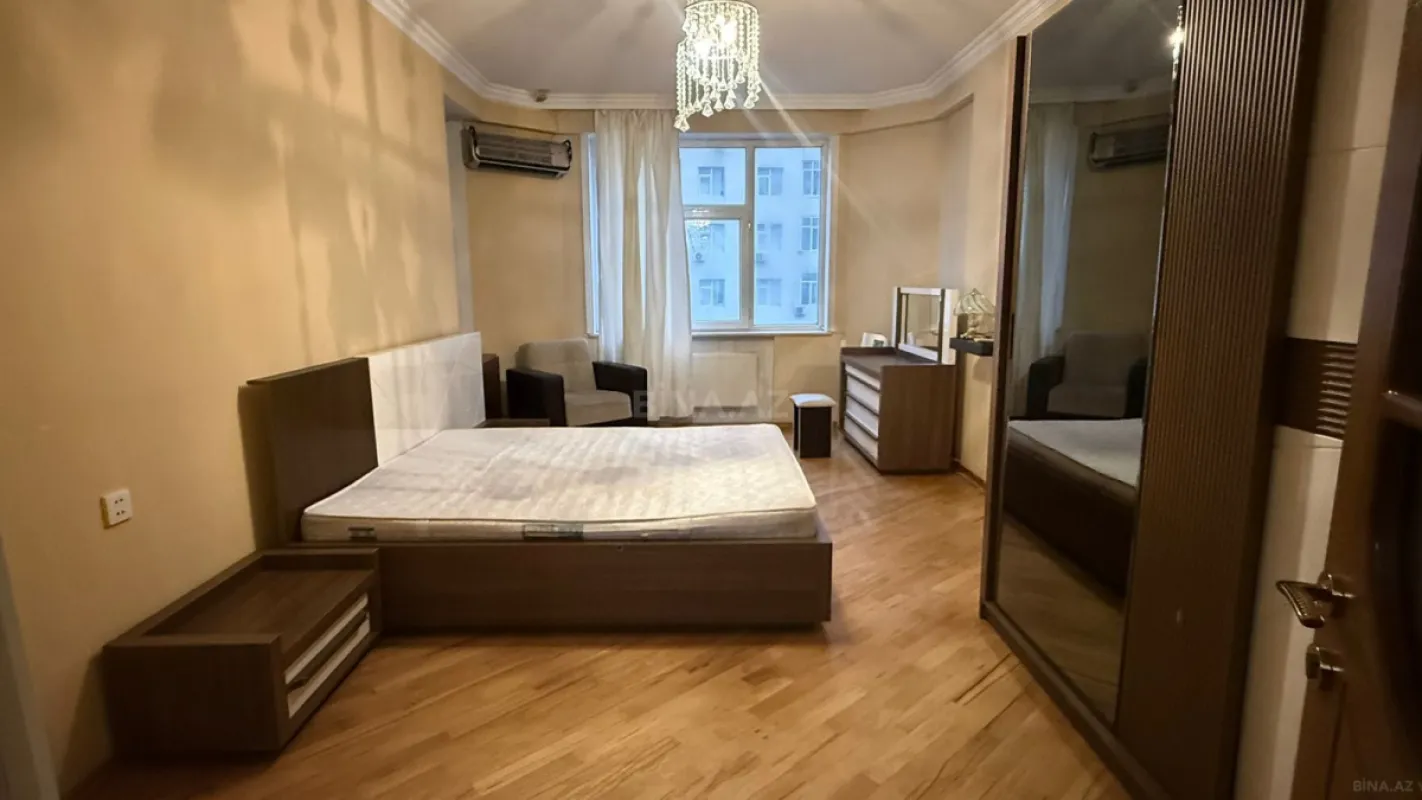 Satılır 4 otaqlı mənzil 147 m²